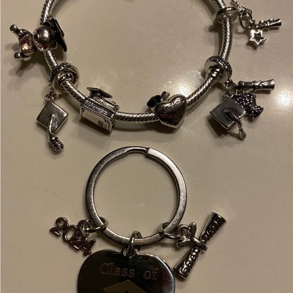Pandora 2024 graduation bracelet size 17cm with 6 charms and keychain - Picture 5 of 12